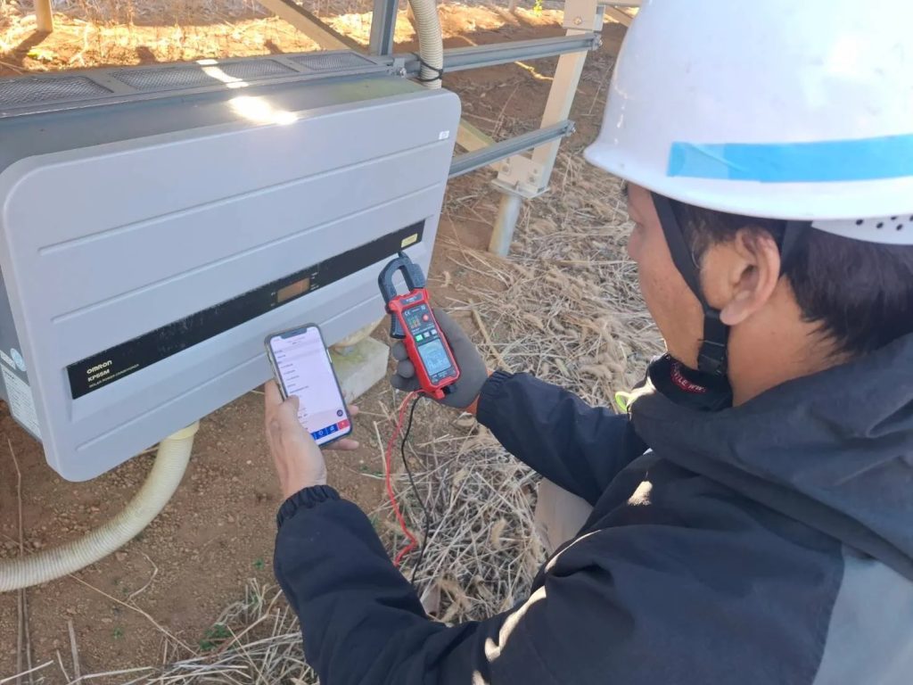 太陽光発電の点検に抜け漏れがないよう、タグをチェックリストとして活用する風景