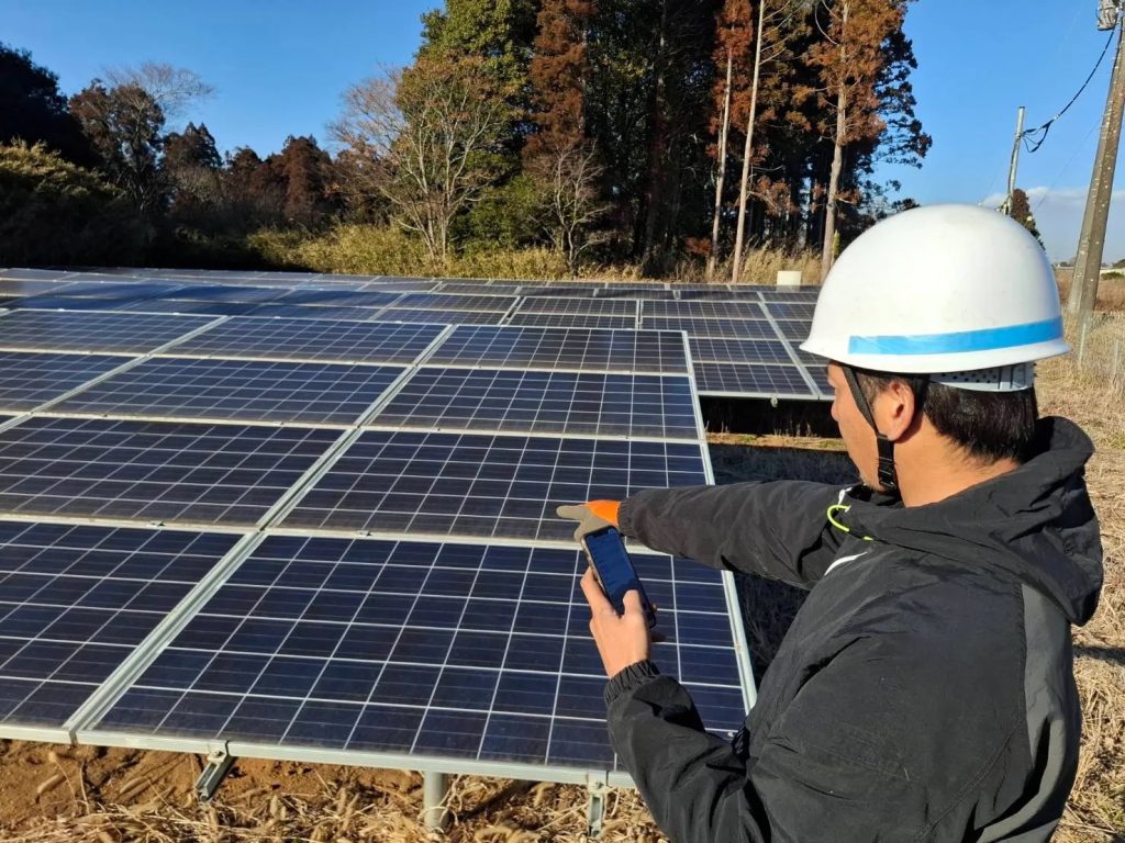 アプリを活用した太陽光パネルの点検風景